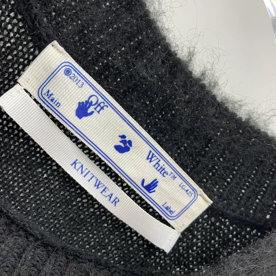 New top tested version OFFWHITE (OW) gradient mohair striped arrow sweater hoodie gradient rendering arrow couple sweater Mohair (English Mohair; Turkish: MUKHYAR) refers to the coat of Angora goats, also known as Angora goat hair. The name comes from Turkish, meaning "the best hair". It has good elasticity, pressure resistance and special luster. It is an excellent raw material for making plush fabrics and one of the most advanced animal textile fiber raw materials in the world market. Mohair has a shape similar to long wool. The fiber surface is smooth, strong luster, high strength, good elasticity, less curl, and easy to wash. Mohair can be used in jacquard blankets, long-haired coats and high-gloss wool fabrics. Mohair sweaters from ow are released every year🛒 The same style and ever-changing colors. There is really no girl who doesn’t love it. It is super suitable for wearing under a down jacket in winter without being bulky! If the lower body is missing, their favorite os version🙋🏻‍♀️ intuitively adds natural softness and fairy beauty effect, which is the best choice! The upper body is lightweight and does not weigh down the body while keeping warm. The sleeves and the gradient arrow parts on the back are repeatedly patterned until the gradient level is satisfied before large-scale products are released. The craftsmanship is extremely demanding. Each sweater is woolen at least ten times to give it a plush, thick feel and good fluffiness! ✅ Fabric composition: 50% mohair 32 spandex 18% wool, three-level anti-pilling Color: black and white gradient Sizes Mohair is lighter and softer, so be careful not to machine wash it, not machine washable! ! emphasize! !  ⚠️Hand wash with warm water and cold water P:440